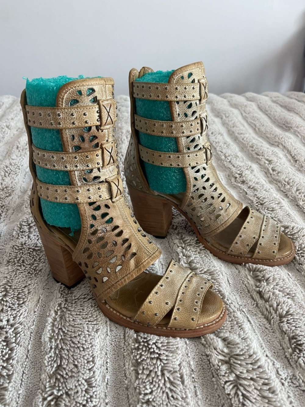 Freebird by Steven Hawk sandals in taupe - Picture 2 of 11